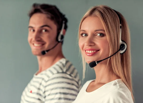 Pareja joven de trabajadores — Foto de Stock