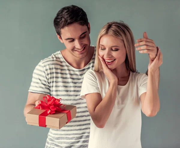 Casal jovem romântico — Fotografia de Stock