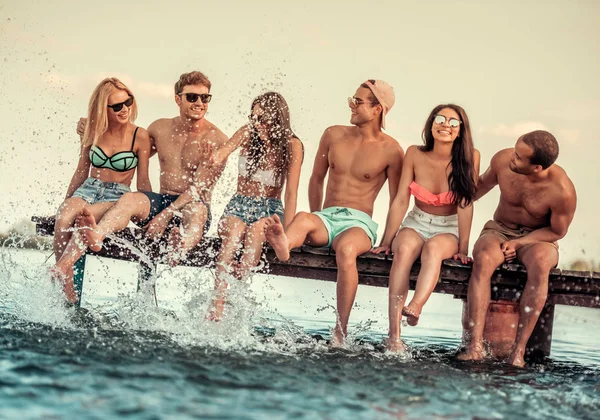 Denizin üzerinde arkadaşlar