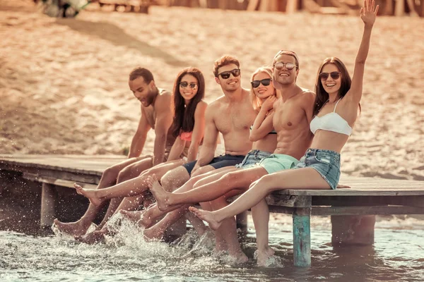 Denizin üzerinde arkadaşlar