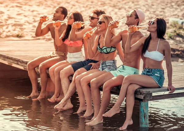 Denizin üzerinde arkadaşlar