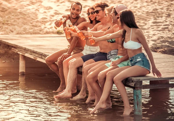 Denizin üzerinde arkadaşlar