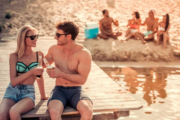 Denizin üzerinde arkadaşlar