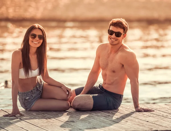 Pareja en el mar — Foto de Stock