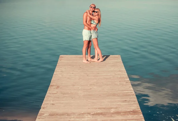 Pareja en el mar —  Fotos de Stock