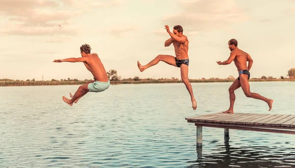 Killar på havet — Stockfoto