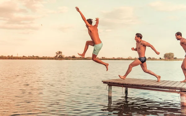 Killar på havet — Stockfoto