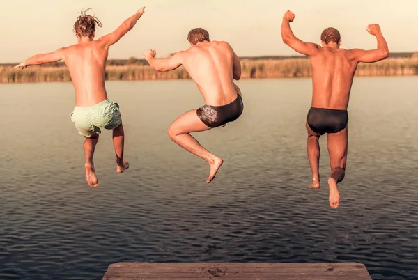 Killar på havet — Stockfoto