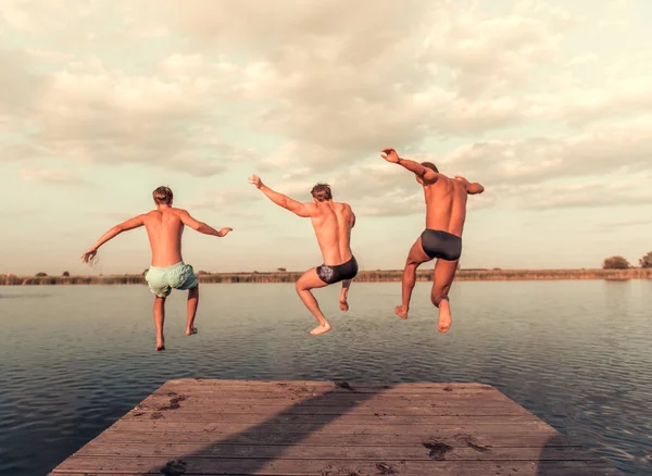 Homens no mar — Fotografia de Stock