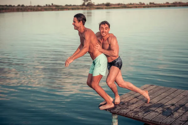 Homens no mar — Fotografia de Stock