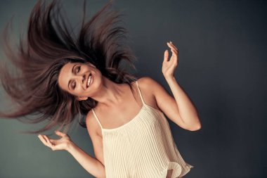 çekici genç bir kadın