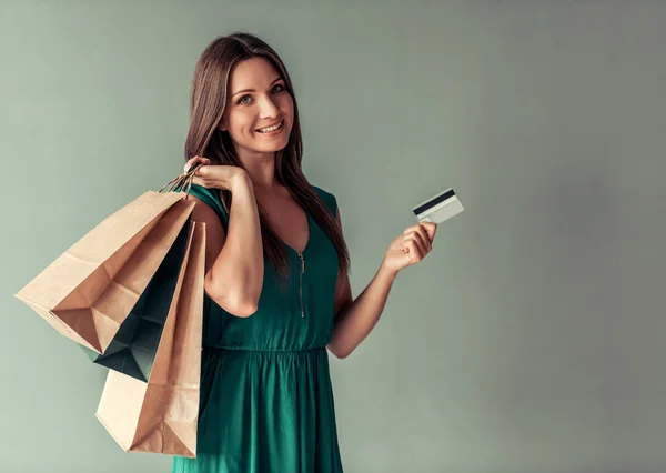 女性とショッピング — ストック写真