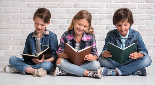 Büyüleyici ve neşeli çocuklar