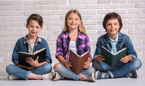 Büyüleyici ve neşeli çocuklar