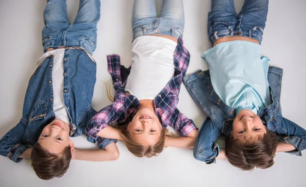 Charmante und fröhliche Kinder — Stockfoto