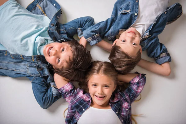 Büyüleyici ve neşeli çocuklar