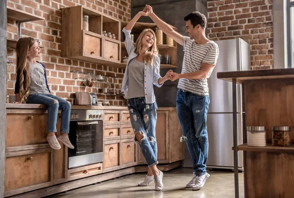 Famiglia in cucina — Foto Stock