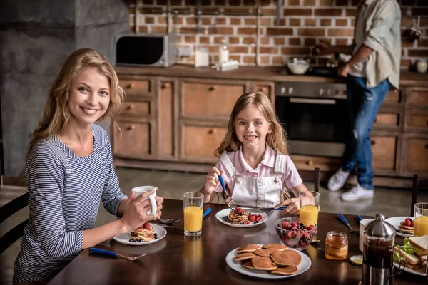 Family in kitchen — Stock Photo, Image