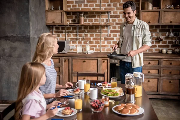 Family in kitchen — Stock Photo, Image