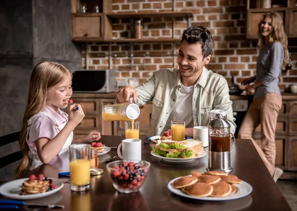 Famille dans la cuisine — Photo