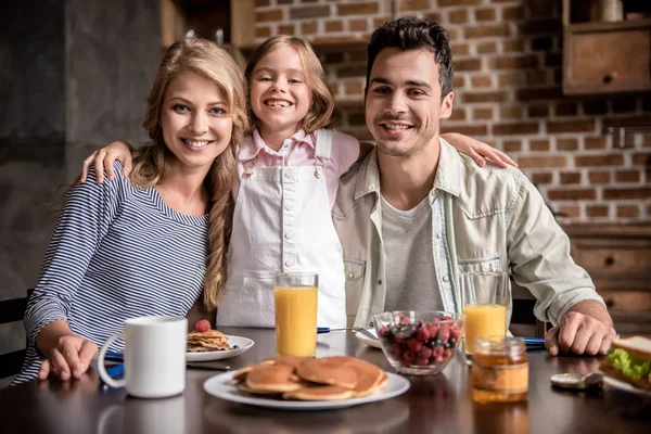 Familie in der Küche — Stockfoto