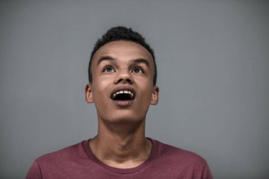 Afro-Amerikalı adam.