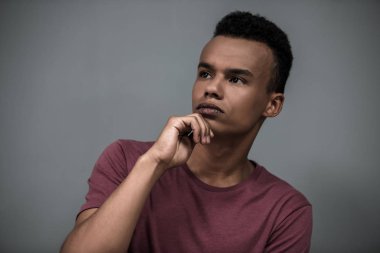 Afro-Amerikalı adam.