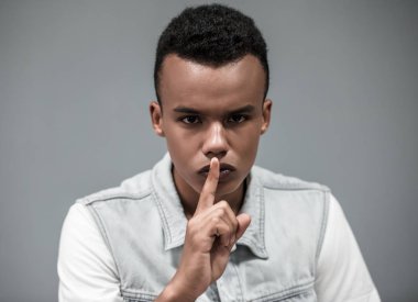 Afro-Amerikalı adam.