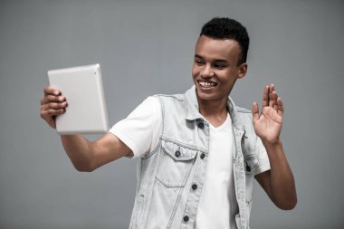 Afro Amerikan adam ile becerikli alet