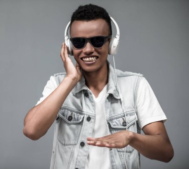 Afro Amerikan adam ile becerikli alet