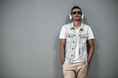 Afro Amerikan adam ile becerikli alet