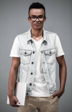 Afro Amerikan adam ile becerikli alet