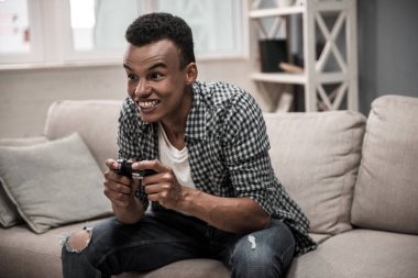 Afro Amerikan adam evde