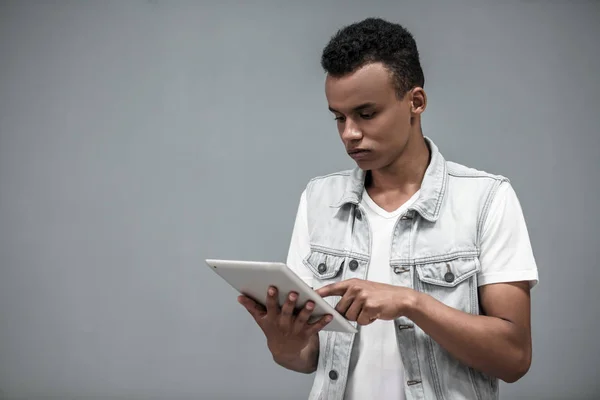Afroamerikanischer Kerl mit Gadget — Stockfoto