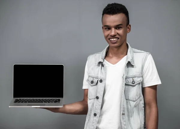 Afroamerikanischer Kerl mit Gadget — Stockfoto