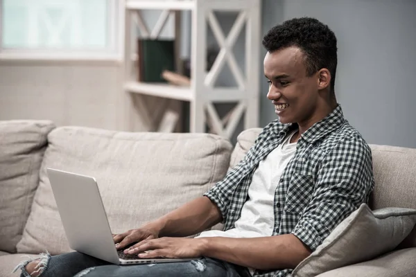 Afroamerikaner zu Hause — Stockfoto