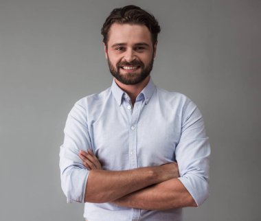 Yakışıklı sakallı işadamı