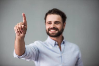 Yakışıklı sakallı işadamı