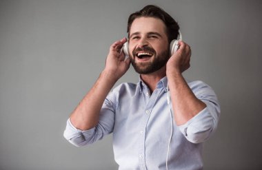 Yakışıklı işadamı ile becerikli alet