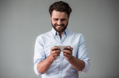 Yakışıklı işadamı ile becerikli alet