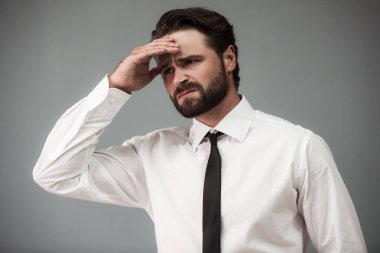 Yakışıklı sakallı işadamı