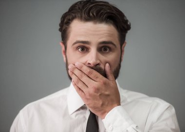 Yakışıklı sakallı işadamı