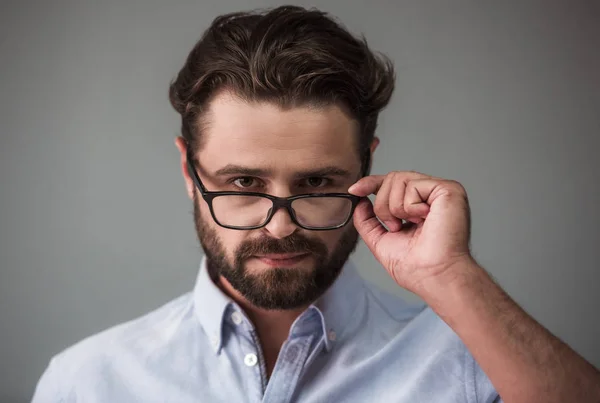 Guapo barbudo hombre de negocios — Foto de Stock