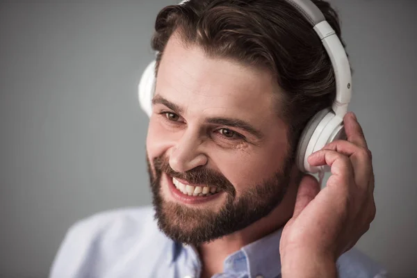 Bonito homem de negócios com gadget — Fotografia de Stock