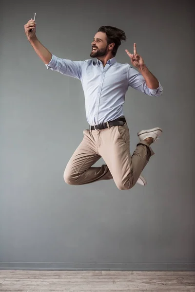 Hombre de negocios guapo con gadget — Foto de Stock