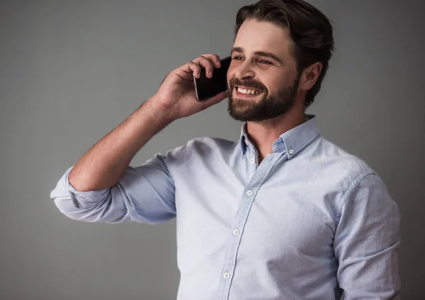 Hombre de negocios guapo con gadget — Foto de Stock