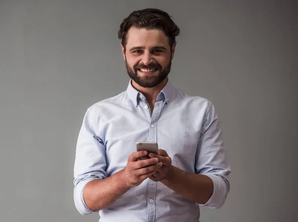 Hombre de negocios guapo con gadget — Foto de Stock