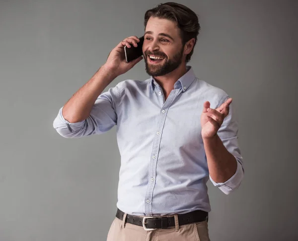 Hombre de negocios guapo con gadget — Foto de Stock