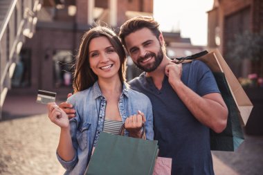 Alışveriş yapan çift.