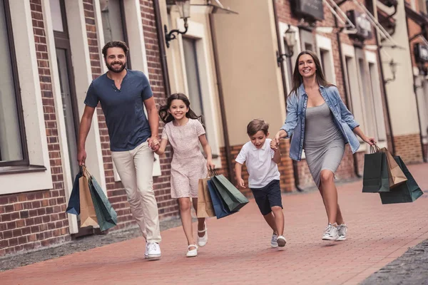 Familie beim Einkaufen — Stockfoto